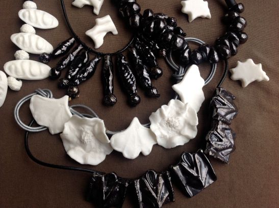 colliers noirs et blancs