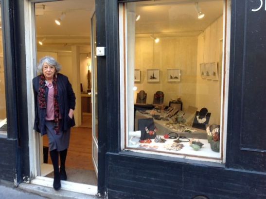 Fanny devant la Galérie