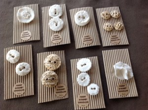 Boutons couleurs naturels et blancs