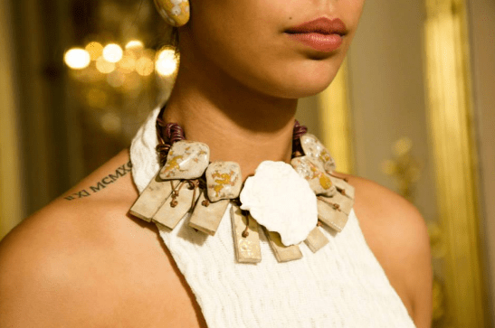 Photo de Laurent de Broca pour l'exposition Ultralin. Collier de Fanny Acquart Gensollen