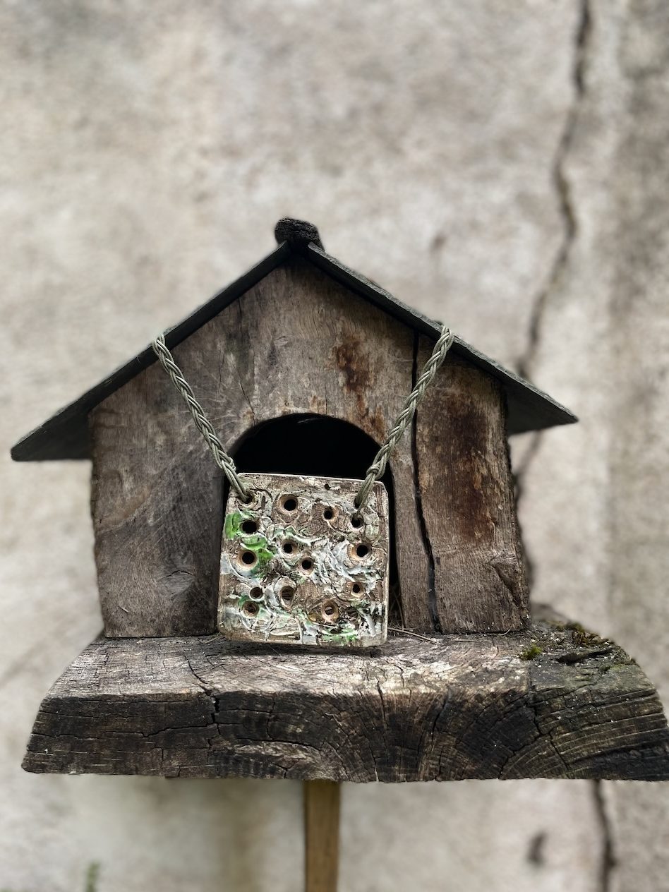 Collier plaque en céramique sur cabane à oiseau Fanny Acquart Gensollen 2026