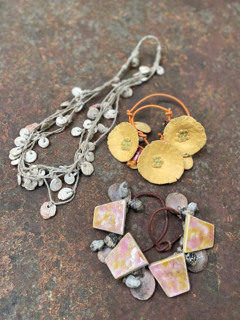 trois colliers bijoux en céramique Fanny Acquart Gensollen